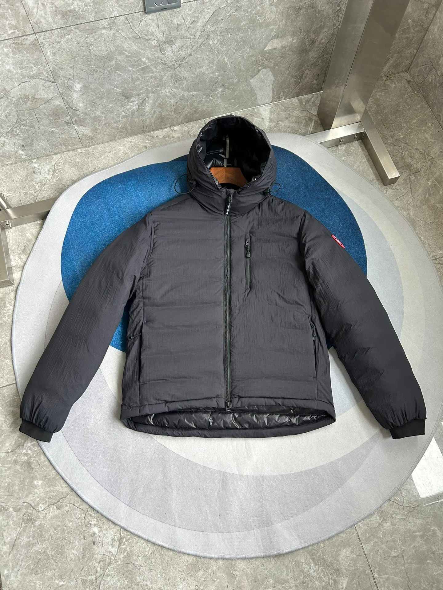 P940 5078M Lodge men's short hooded lightweight style. Color: black. Sizes: S M L XL XXL.